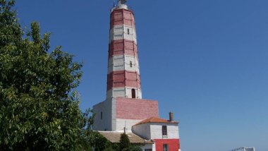 Kıyıdaki eski bina.