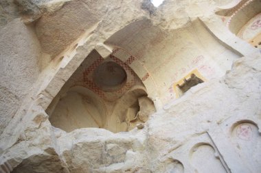 Kayalıklardaki tarihi bina