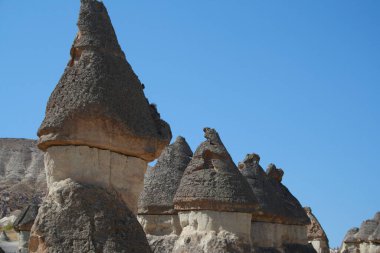 Taştan şapkalar doğada kayalarda