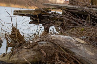 Gölün üzerindeki eski kahverengi köprü.