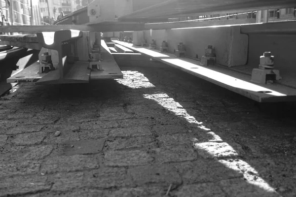 Sabah güneşinde istiflenmiş tramvay trakkleri