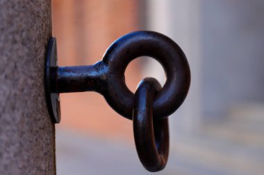 Bir direğe asılı iki metal halka.