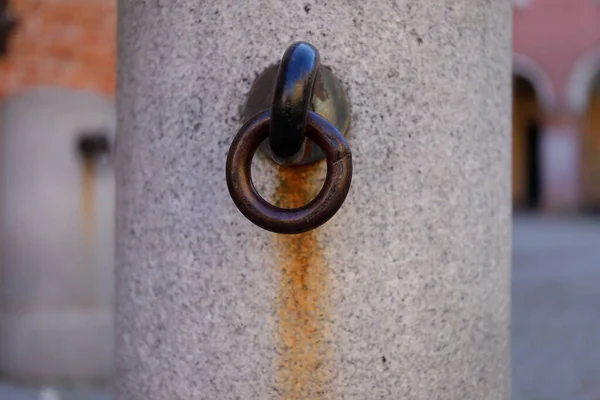 Металлическое Кольцо Подвешенное Гранитному Столбу — стоковое фото