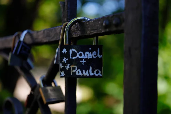 Daniel ve Paula 'nın asma kilidin üzerindeki yazıt.