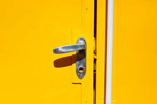 Никелированная Дверная Ручка Желтой Заднице — стоковое фото