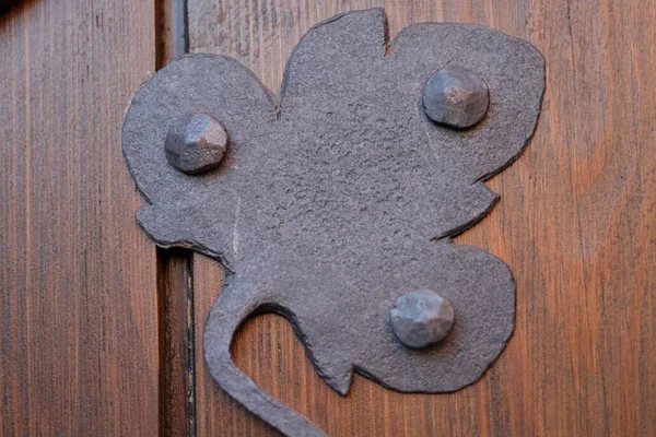 Металлический Орнамент Деревянной Старой Двери — стоковое фото