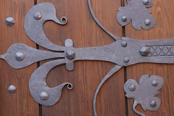Металлическая Декоративная Петля Деревянной Двери — стоковое фото