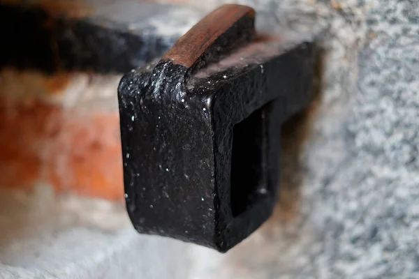 Sebuah Pegangan Hitam Logam Menonjol Dari Dinding Granit — Stok Foto
