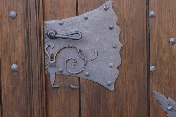 Металлическая Дверная Ручка Деревянной Двери — стоковое фото