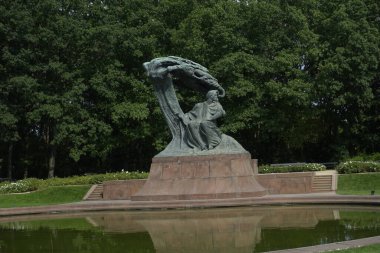 Şehir parkında Fryderyk Chopin heykeli