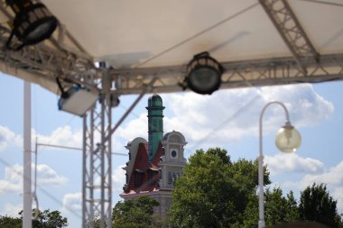 Binanın çatısı ve sahne ışıkları.