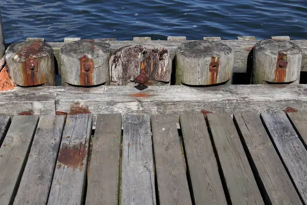 Parafusos Enferrujados Deck Madeira — Fotografia de Stock