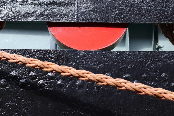 Lado Negro Navio Elemento Vermelho — Fotografia de Stock