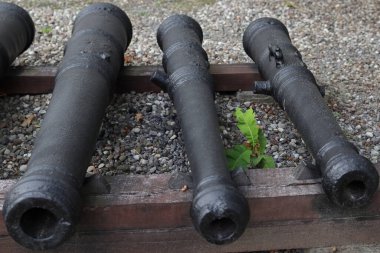 Üç eski dökme demir top namlusu