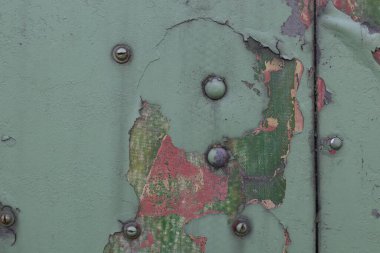 Renkli bir arka planda perçin ve vidalar