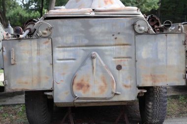 Askeri bir aracın metali.