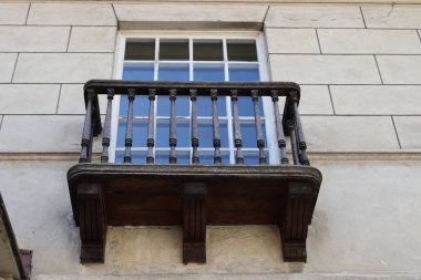 Tahta balkon ve sarayın geniş penceresi.