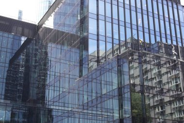 Camdan ve çelikten yapılmış modern gökdelen