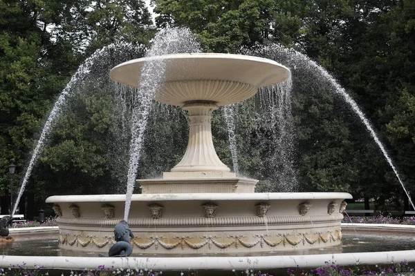 Fontaine Beige Dans Parc Ville — Photo