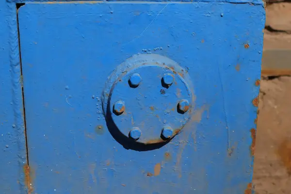 Yuvarlak mavi levha metal ve altı vida