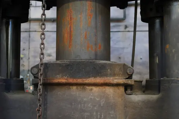Eski bir hidrolik makinesinin gri elementi