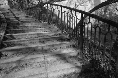Nehir kenarındaki gri merdivenler