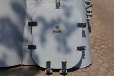 Metal gri kapılar ve siyah menteşeler