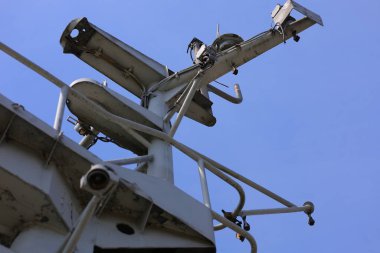 Metal bir gemi parçası griye boyanmış.