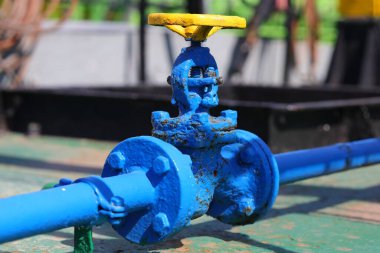 Sarı ve maviye boyanmış eski valf.