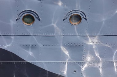 Geminin yan tarafında iki küçük pencere deliği var.