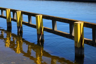 Tahta bariyer ve sudaki yansıması.