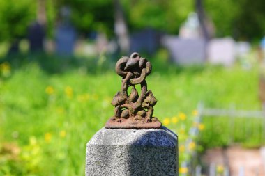 Yeşil arka planda paslı metal ögesi