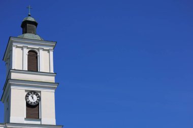 Beyaz kuledeki saat ve mavi gökyüzü