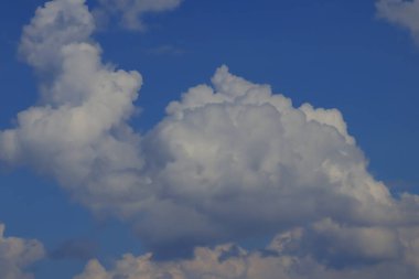 Beyaz ve gri bulutlar ve mavi gökyüzü