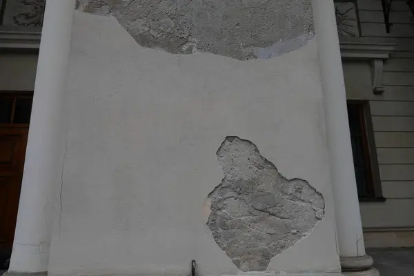Eski duvar ve çatlamış gri alçı