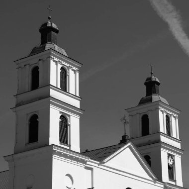 Gökyüzüne karşı iki kilise kulesi