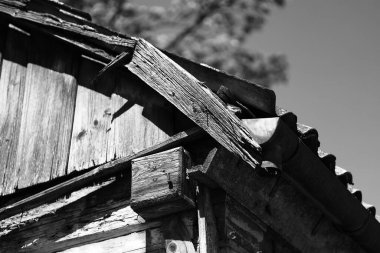 Eski ahşap bir evin çatısının köşesi
