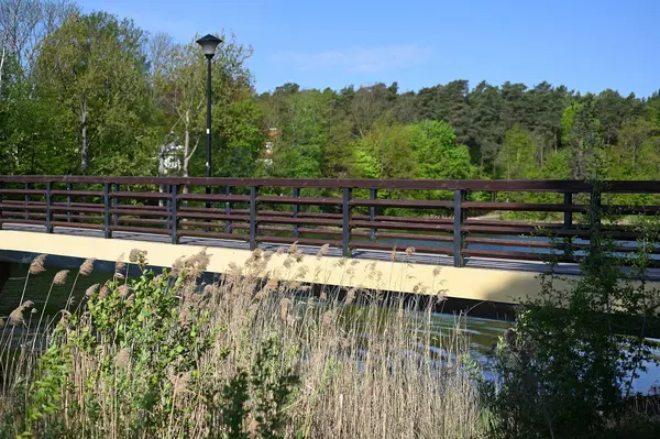 Gölün üzerindeki renkli köprü