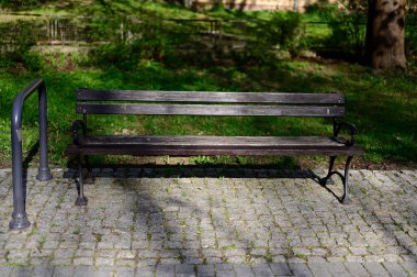 Tahta kahverengi bank ve kaldırım taşları