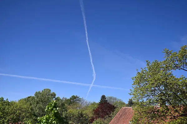 Ağaçların üzerinde iki beyaz çizgi