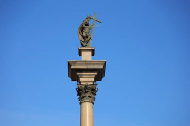 Kralın sütunu ve mavi gökyüzü