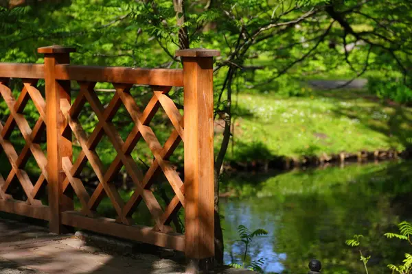 Kahverengi ahşap korkuluklar yeşil bir parkta