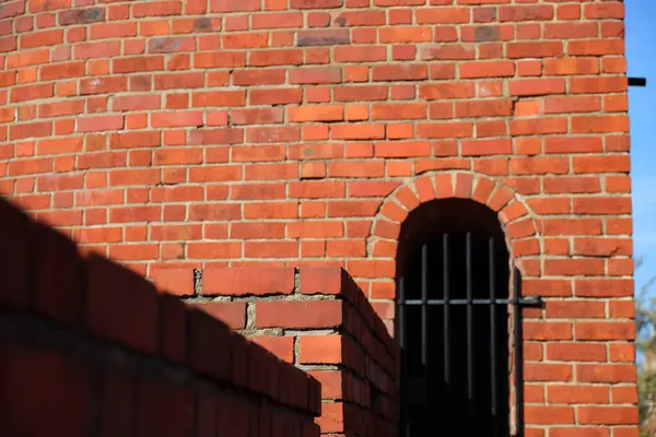 Kırmızı tuğla duvar ve ızgara.