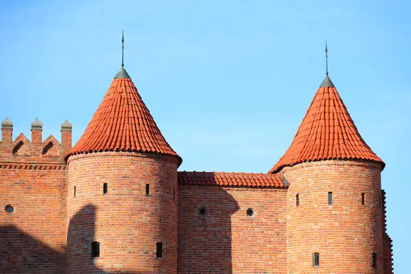 İki kale kulesi ve mavi gökyüzü