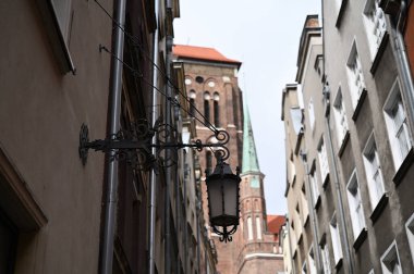 Kilise kulesinin arka planında asılı duran lamba