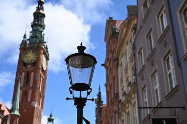 Tarihi şehrin arka planına karşı sokak lambası