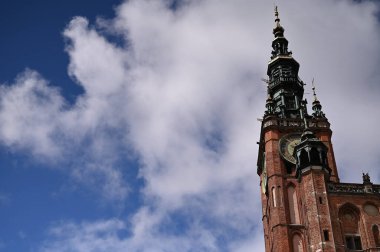 Tarihi kilise kulesi ve beyaz bulutlar