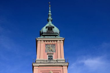 Kale kulesindeki altın saat.