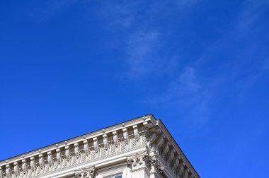 Binanın dekoratif köşesi ve mavi gökyüzü