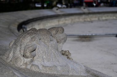 Gri arka planda taş aslan başı